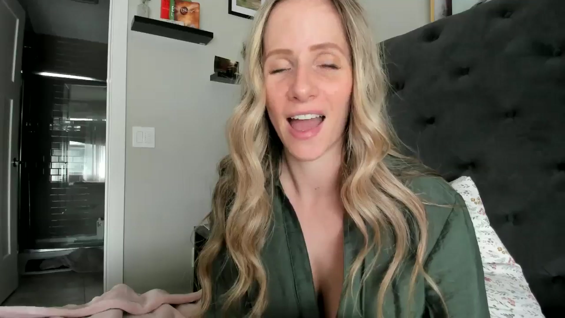 Gallery image thumbnail from Lucylux1's myfreecams stream on, 05/15/2024, 19:12 image 10 of 20