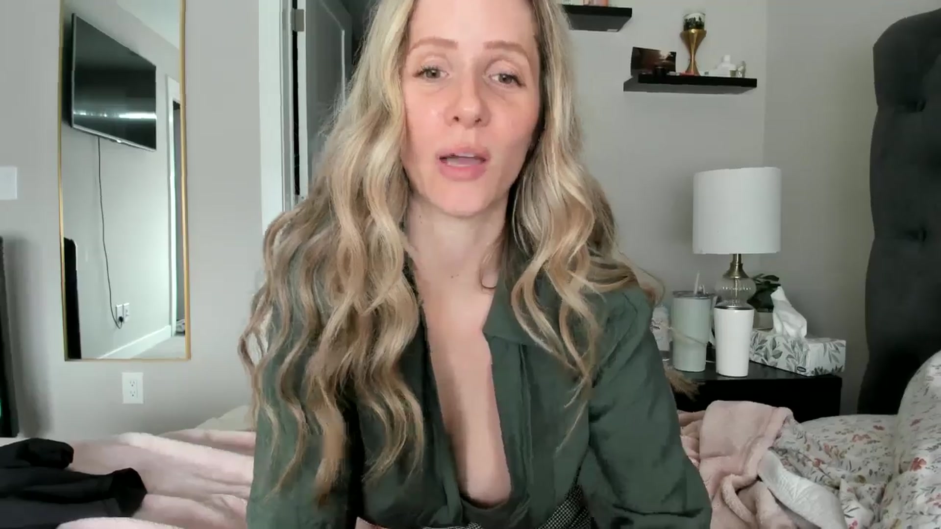 Gallery image thumbnail from Lucylux1's myfreecams stream on, 05/15/2024, 19:12 image 14 of 20
