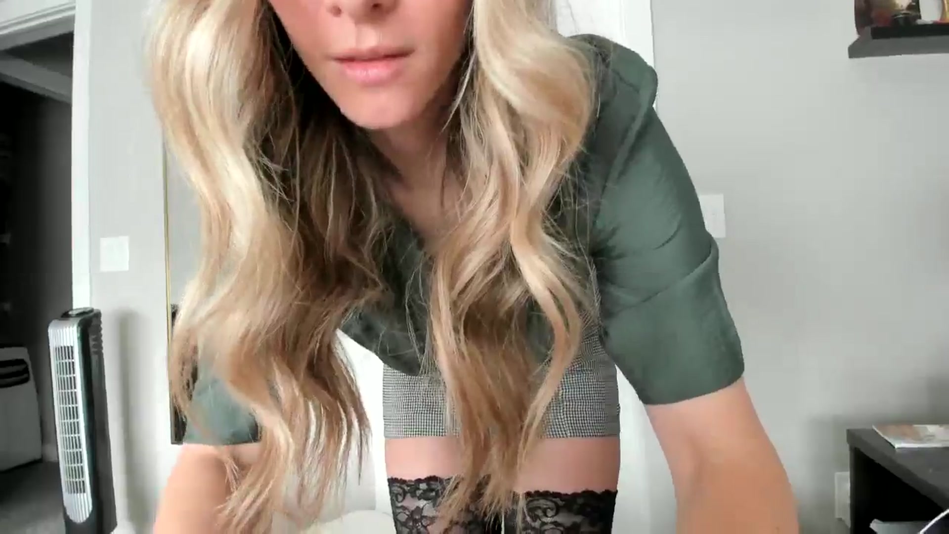 Gallery image thumbnail from Lucylux1's myfreecams stream on, 05/15/2024, 19:12 image 17 of 20