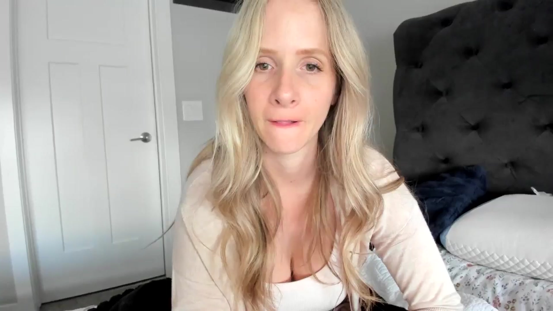 Gallery image thumbnail from Lucylux1's myfreecams stream on, 05/28/2024, 02:40 image 7 of 20