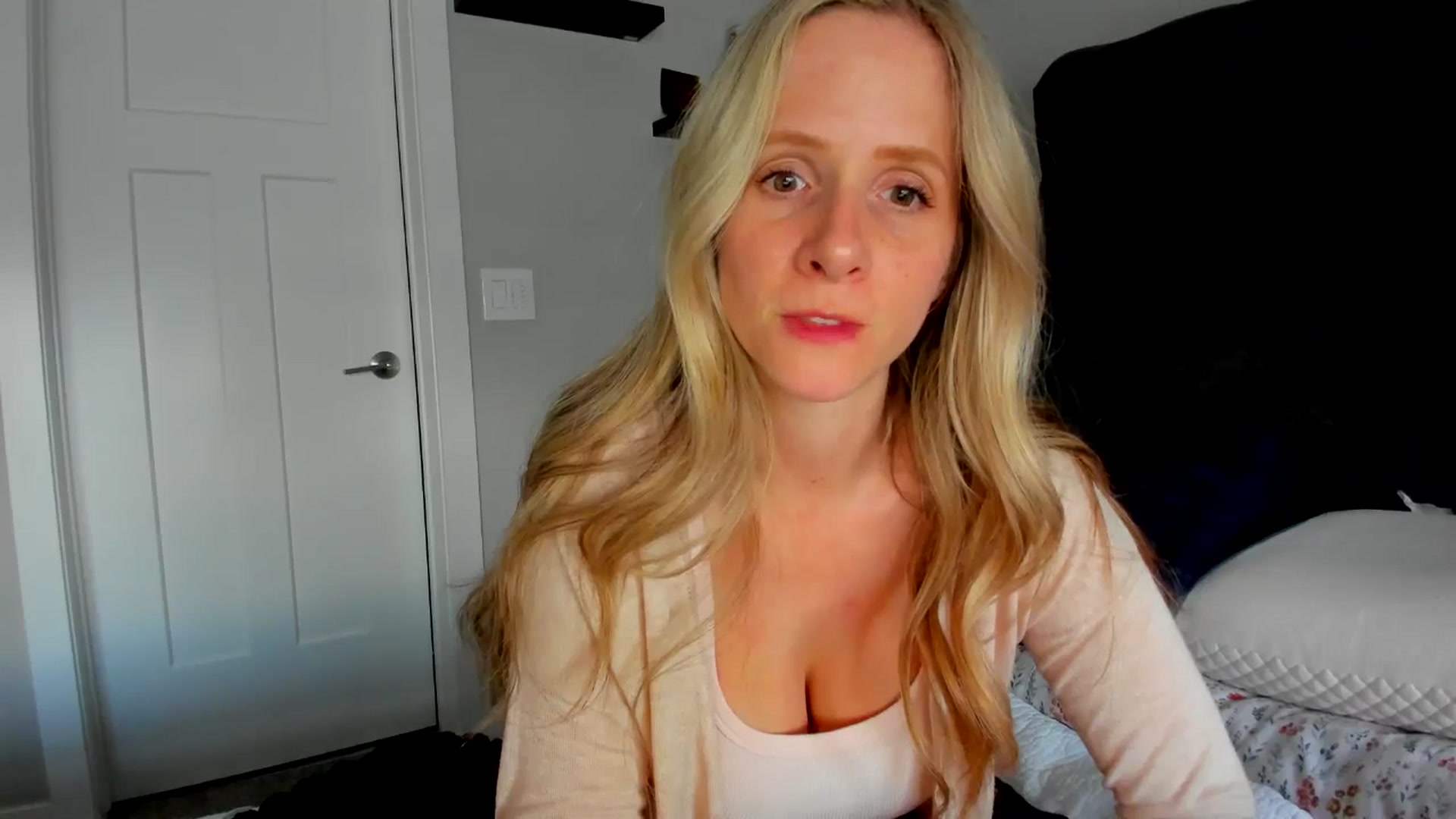 Gallery image thumbnail from Lucylux1's myfreecams stream on, 05/28/2024, 02:40 image 15 of 20