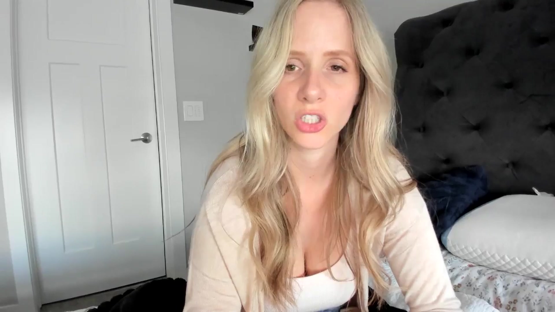 Gallery image thumbnail from Lucylux1's myfreecams stream on, 05/28/2024, 02:40 image 8 of 20