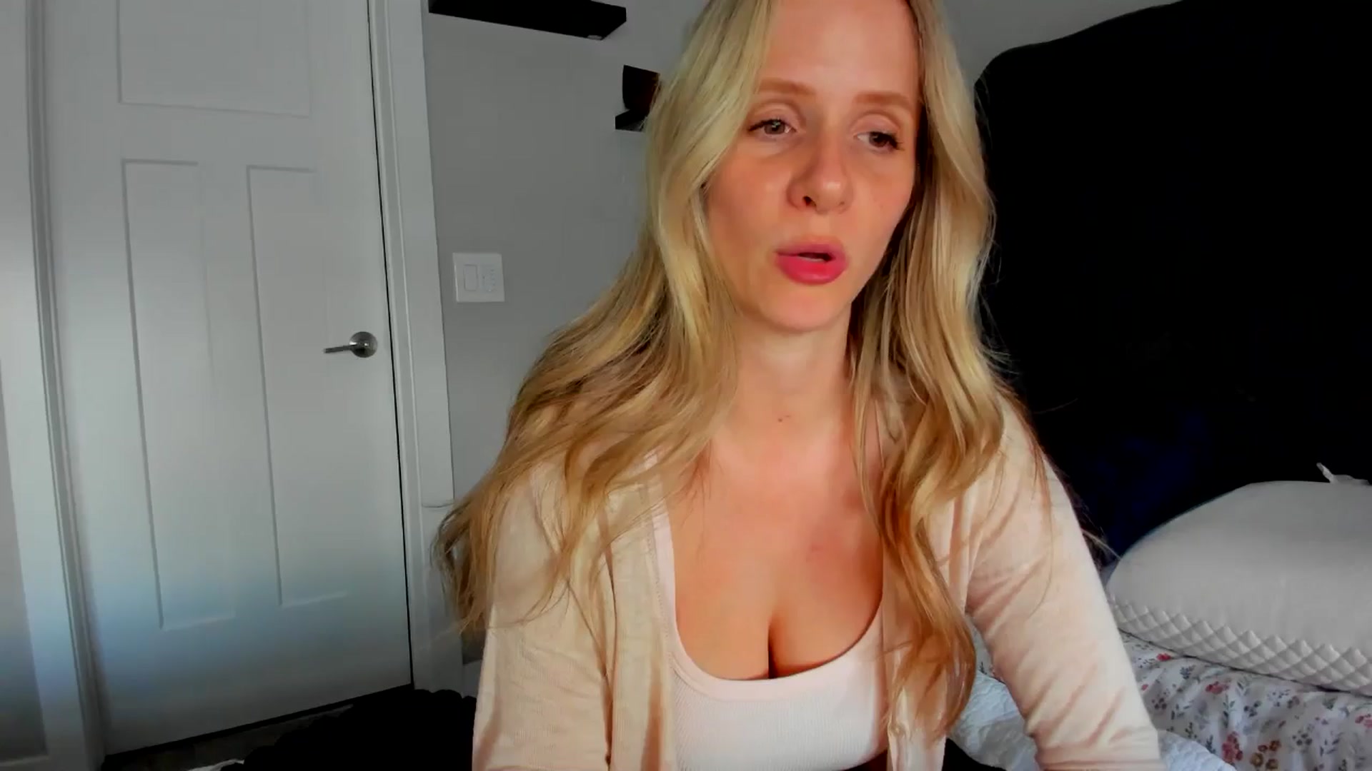 Gallery image thumbnail from Lucylux1's myfreecams stream on, 05/28/2024, 02:40 image 14 of 20