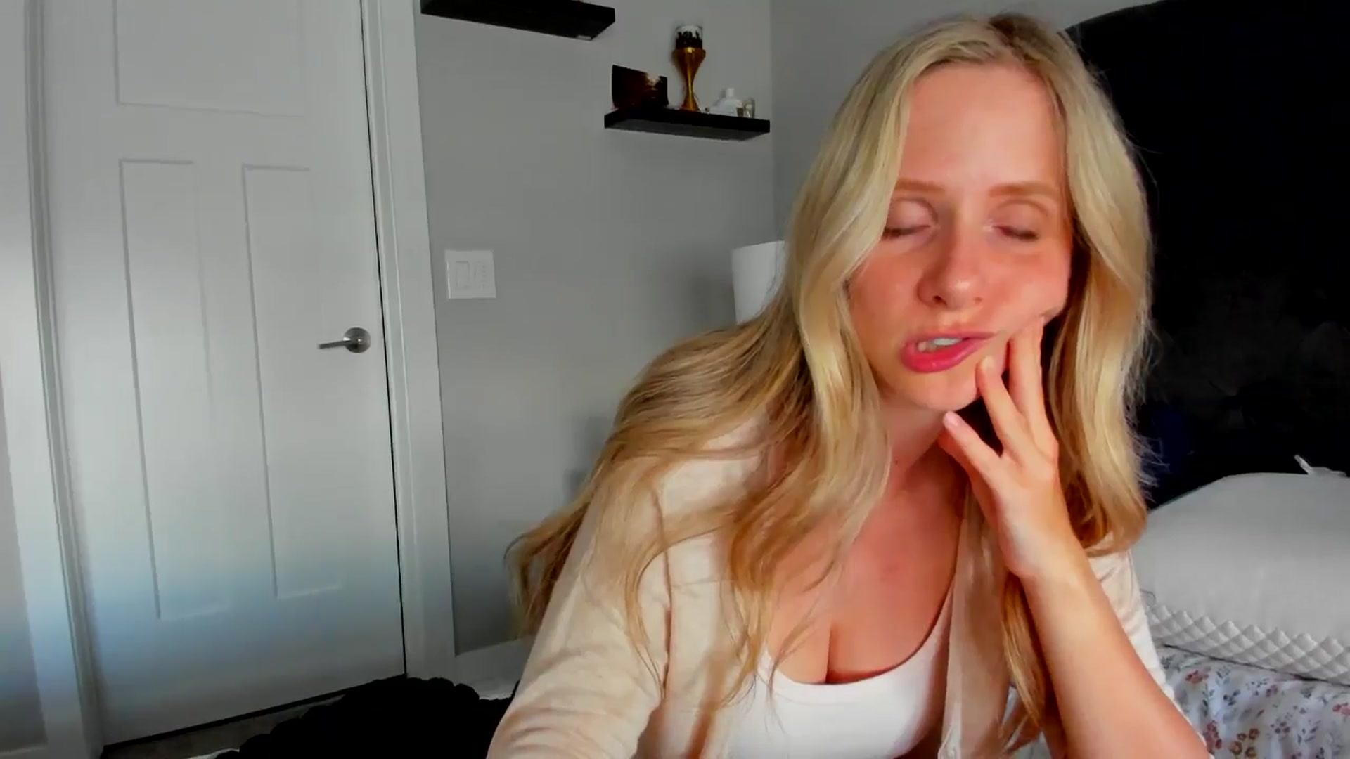Gallery image thumbnail from Lucylux1's myfreecams stream on, 05/28/2024, 02:40 image 16 of 20