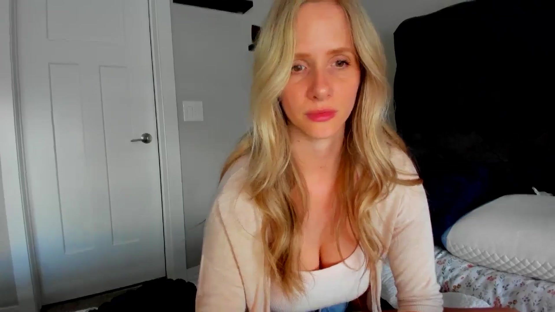 Gallery image thumbnail from Lucylux1's myfreecams stream on, 05/28/2024, 02:40 image 10 of 20