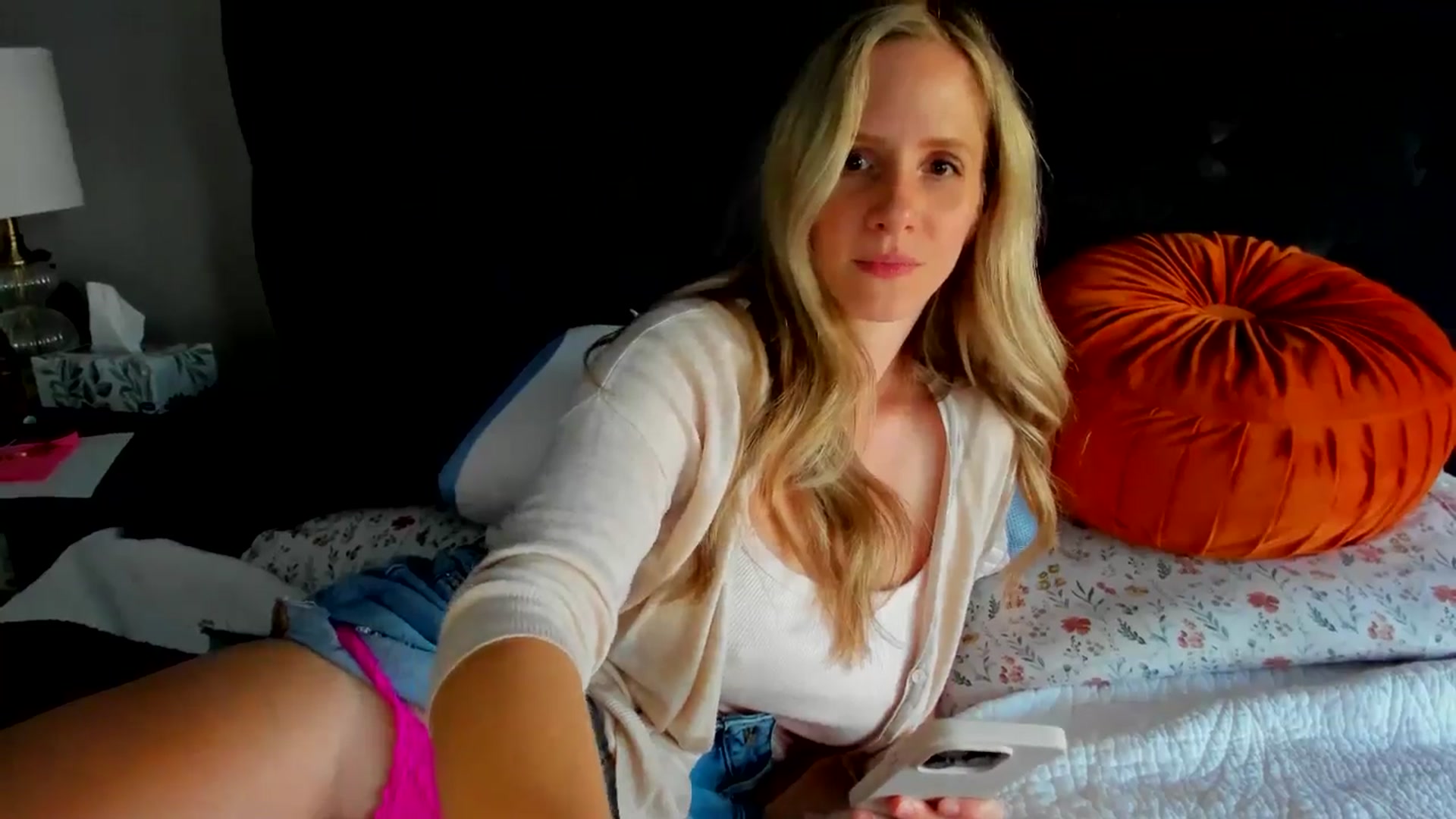 Gallery image thumbnail from Lucylux1's myfreecams stream on, 05/28/2024, 03:05 image 3 of 20