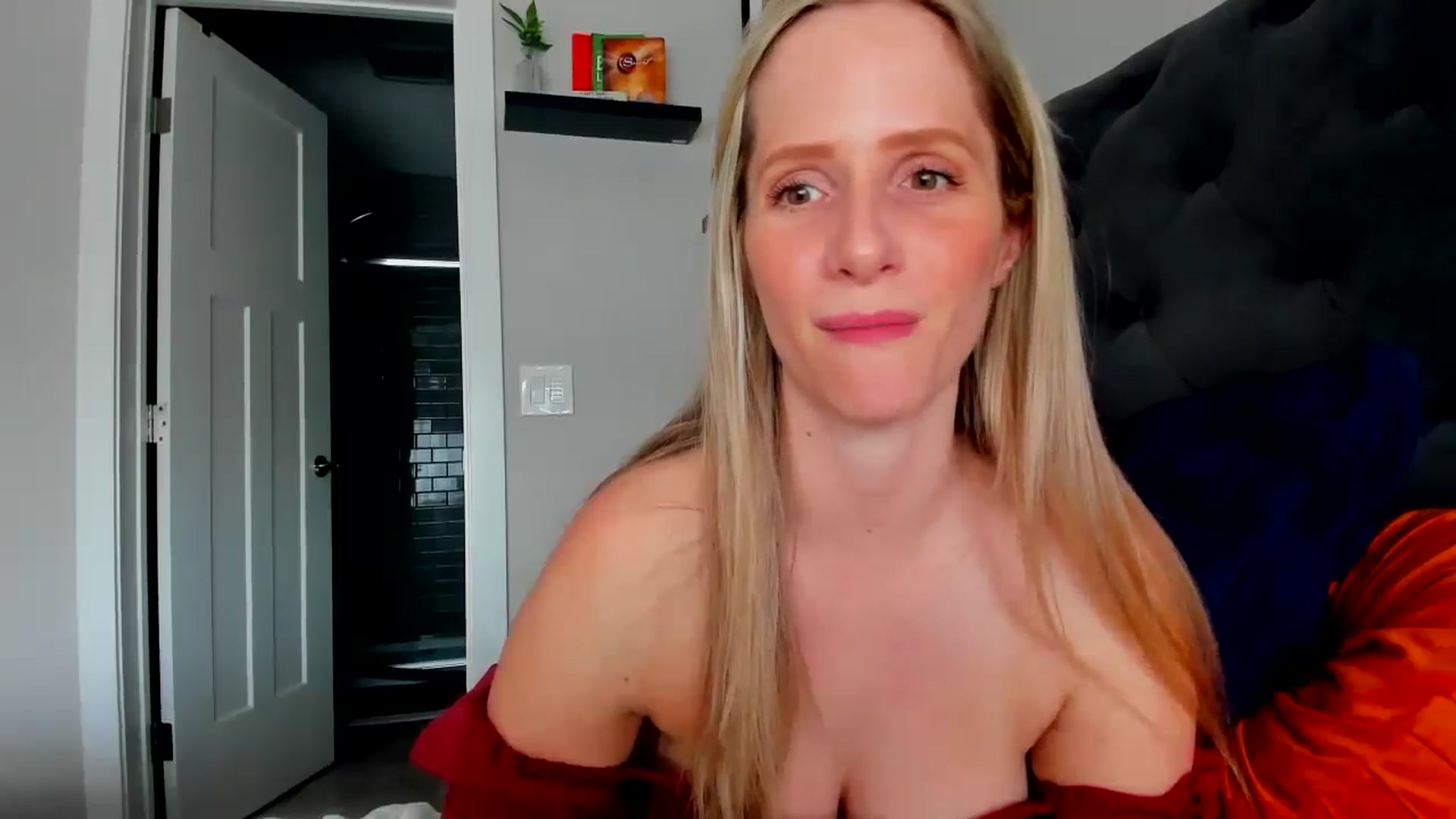Gallery image thumbnail from Lucylux1's myfreecams stream on, 06/03/2024, 18:45 image 6 of 20