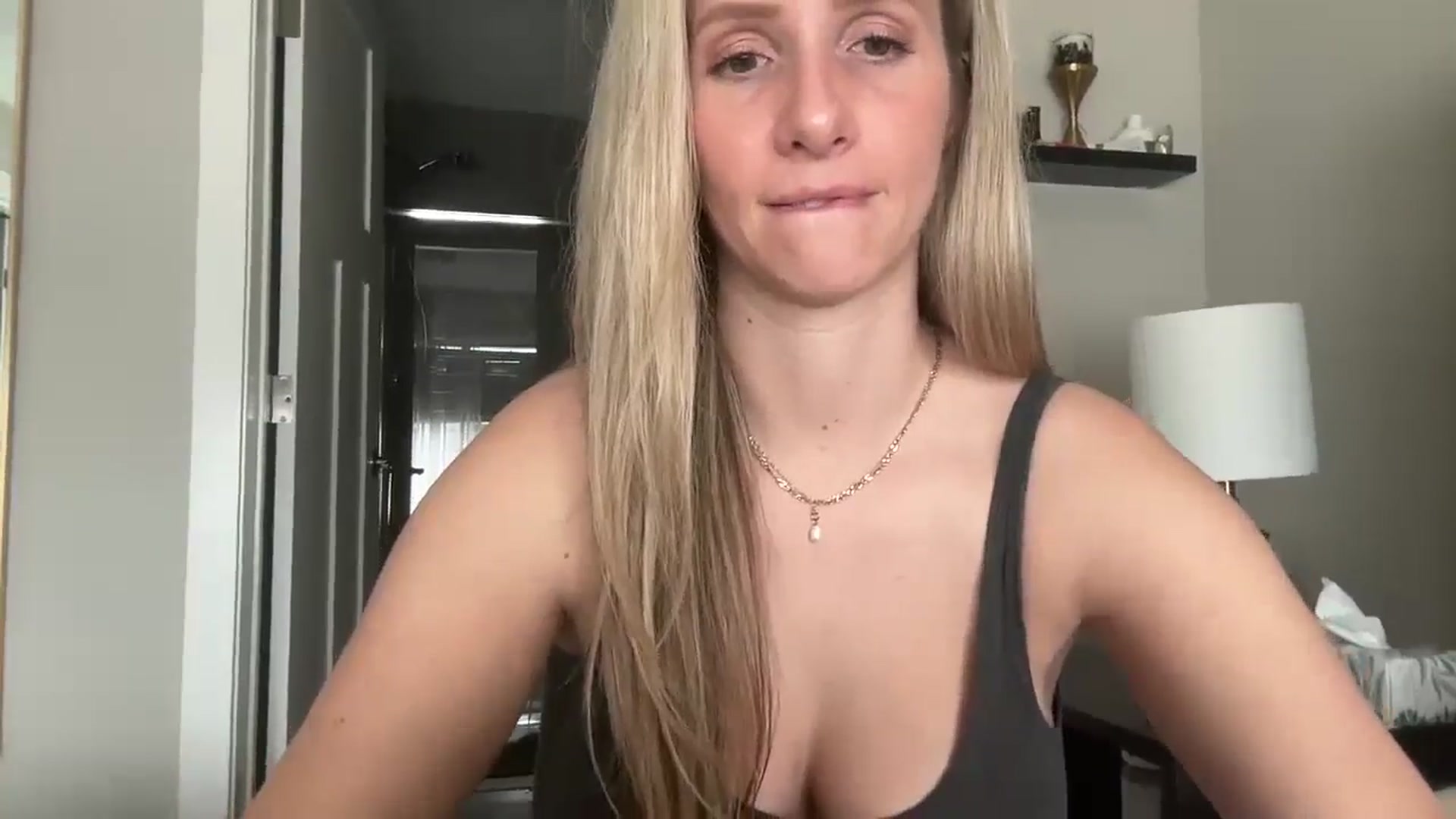 Gallery image thumbnail from Lucylux1's myfreecams stream on, 06/10/2024, 17:34 image 18 of 20