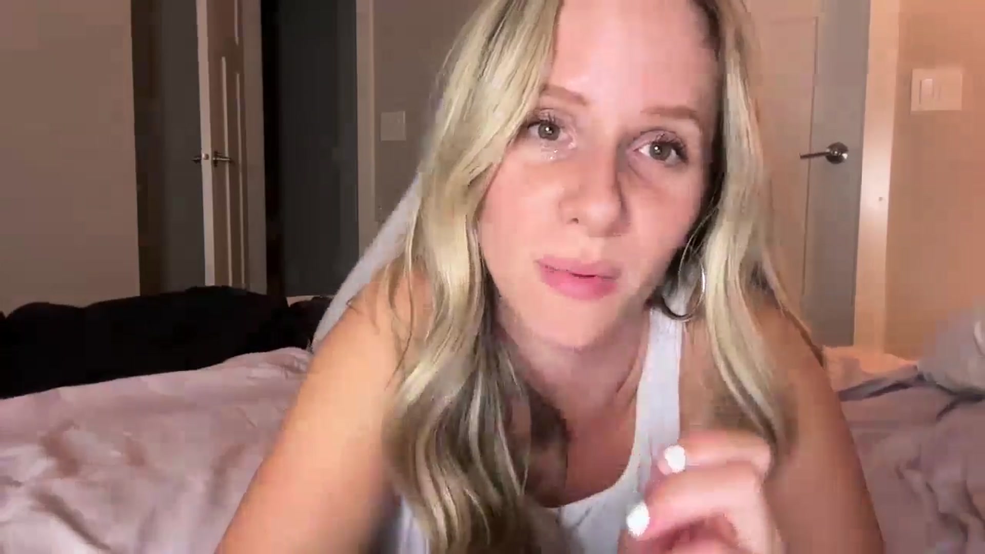 Gallery image thumbnail from Lucylux1's myfreecams stream on, 08/06/2024, 03:47 image 10 of 20