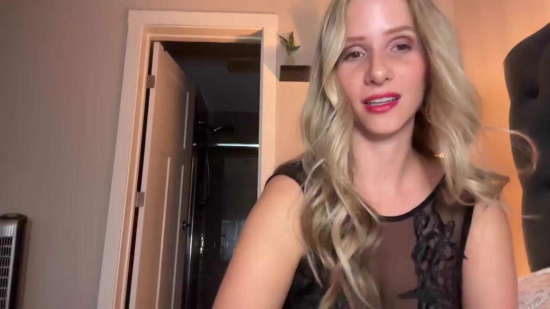 Gallery image thumbnail from Lucylux1's myfreecams stream on, 08/28/2024, 03:06 image 10 of 20