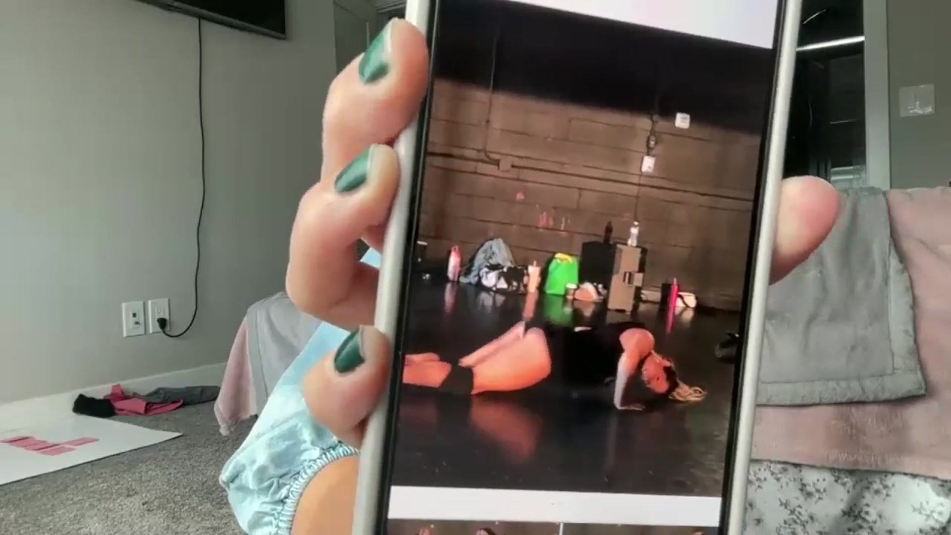 Gallery image thumbnail from Lucylux1's myfreecams stream on, 09/22/2024, 22:08 image 2 of 20