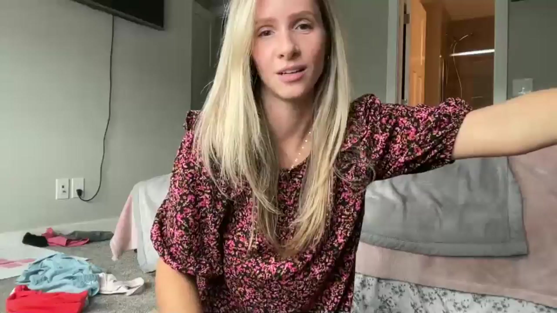 Gallery image thumbnail from Lucylux1's myfreecams stream on, 09/22/2024, 22:38 image 12 of 20