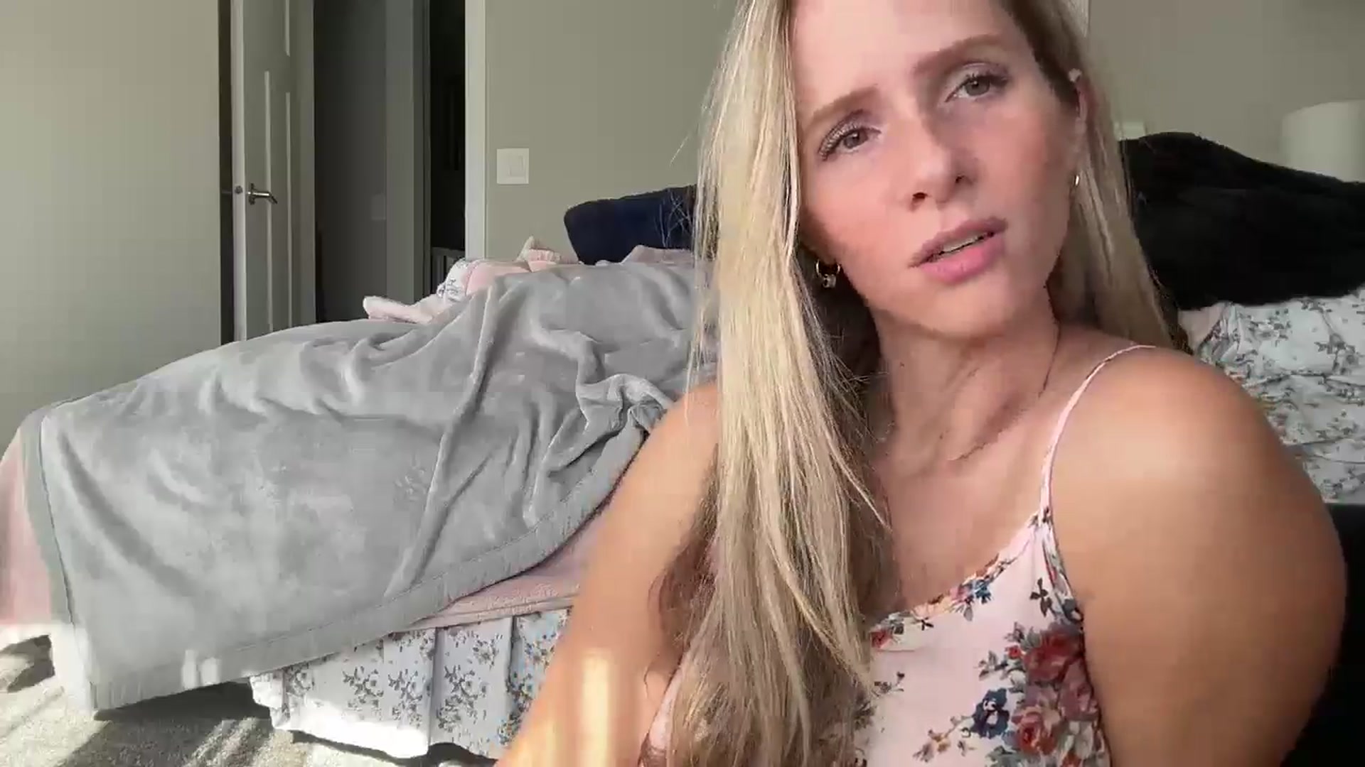 Gallery image thumbnail from Lucylux1's myfreecams stream on, 09/23/2024, 17:54 image 4 of 20
