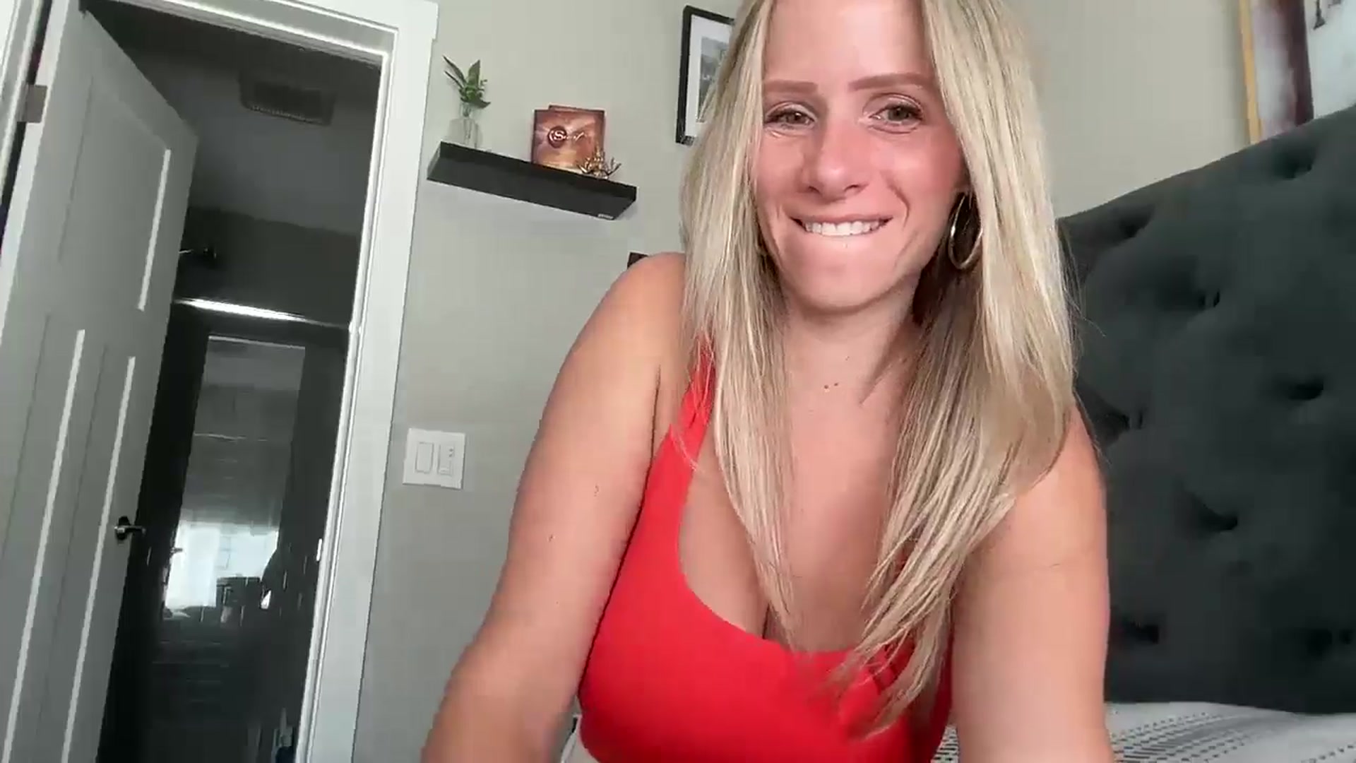 Gallery image thumbnail from Lucylux1's myfreecams stream on, 10/14/2024, 18:32 image 5 of 20