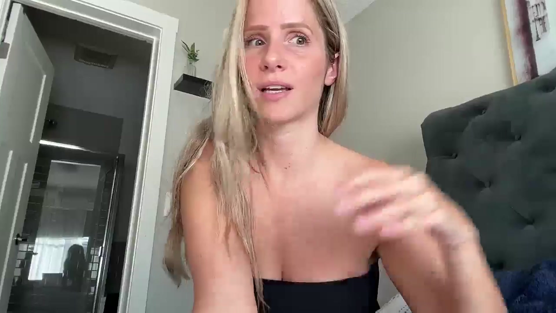 Gallery image thumbnail from Lucylux1's myfreecams stream on, 10/18/2024, 17:49 image 4 of 20