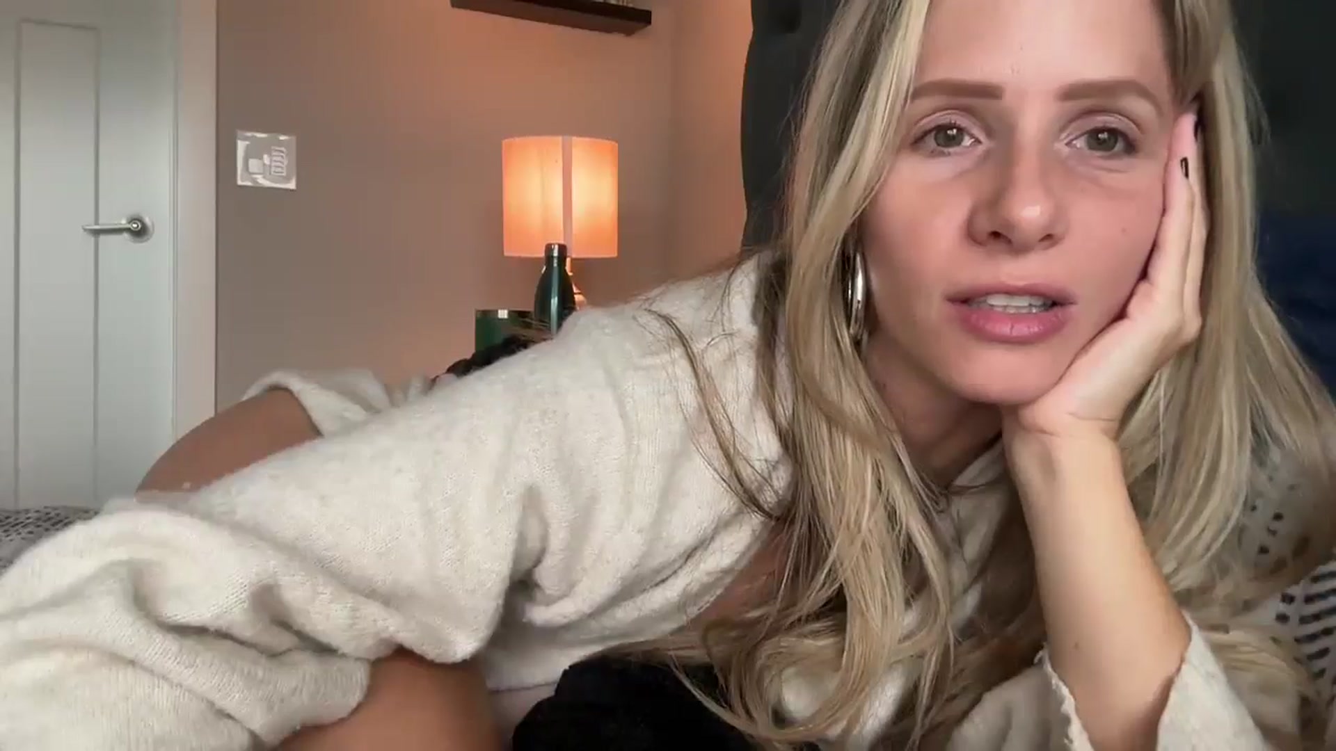 Gallery image thumbnail from Lucylux1's myfreecams stream on, 10/21/2024, 18:47 image 18 of 20