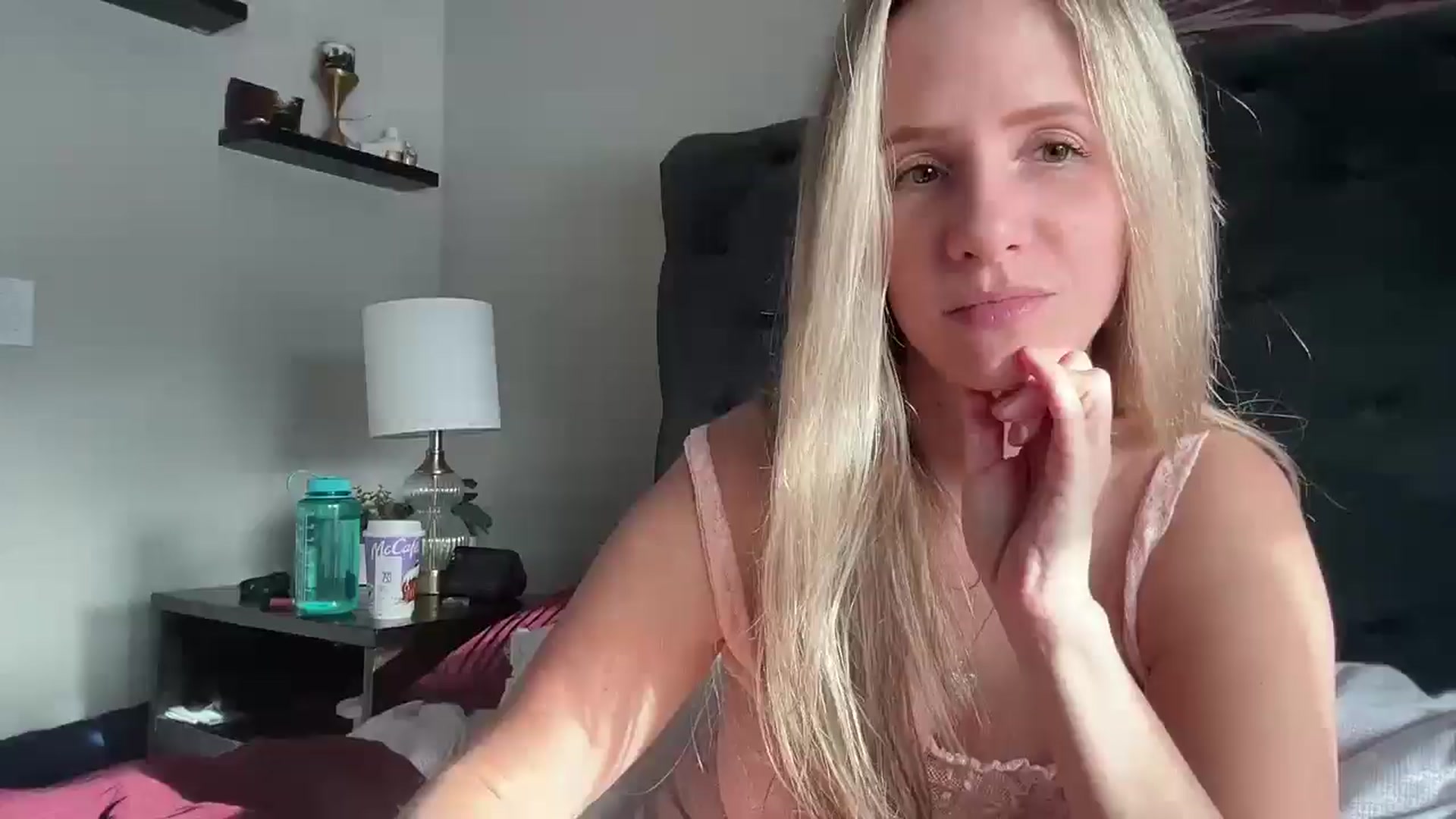 Gallery image thumbnail from Lucylux1's myfreecams stream on, 12/10/2024, 19:45 image 10 of 20