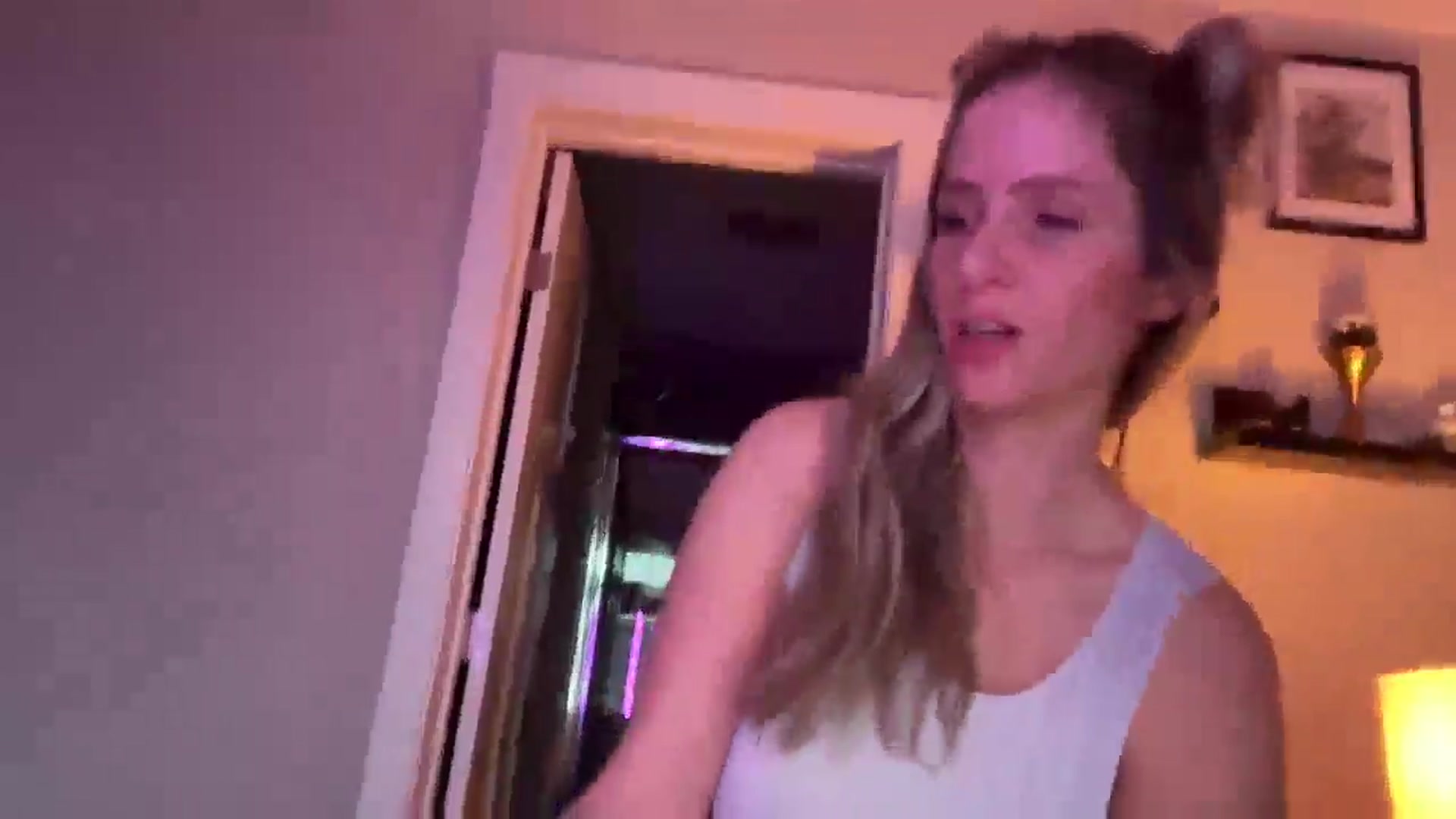 Gallery image thumbnail from Lucylux1's myfreecams stream on, 03/28/2025, 01:01 image 15 of 20