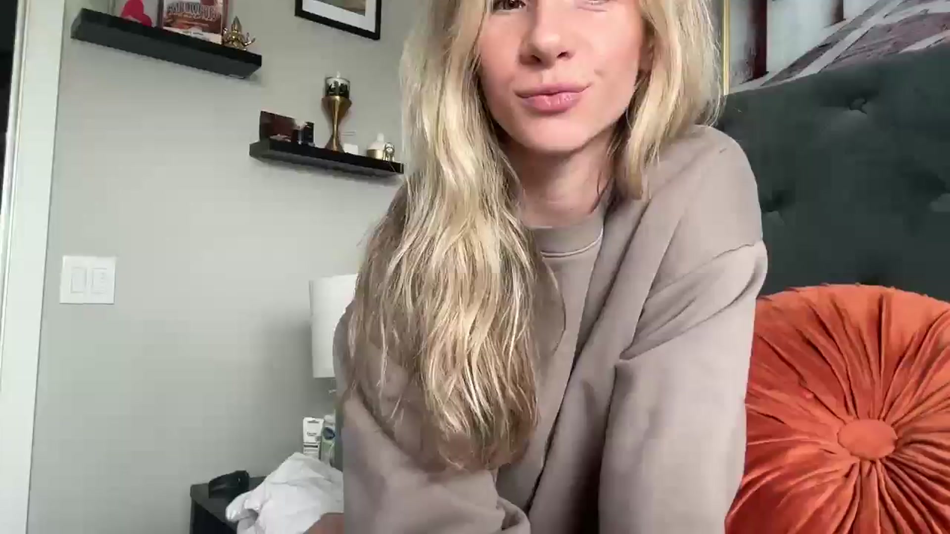 Gallery image thumbnail from Lucylux1's myfreecams stream on, 04/02/2025, 17:40 image 1 of 20
