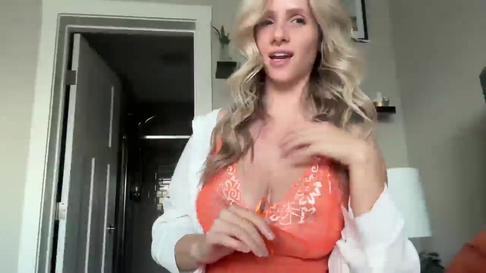 Gallery image thumbnail from Lucylux1's myfreecams stream on, 05/01/2025, 03:21 image 3 of 20