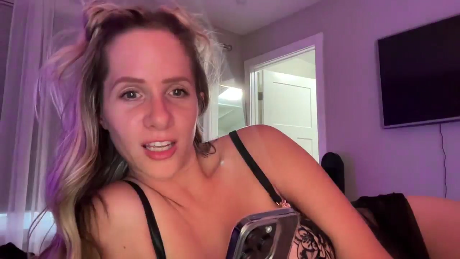 Gallery image thumbnail from Lucylux1's myfreecams stream on, 07/04/2025, 04:25 image 14 of 20