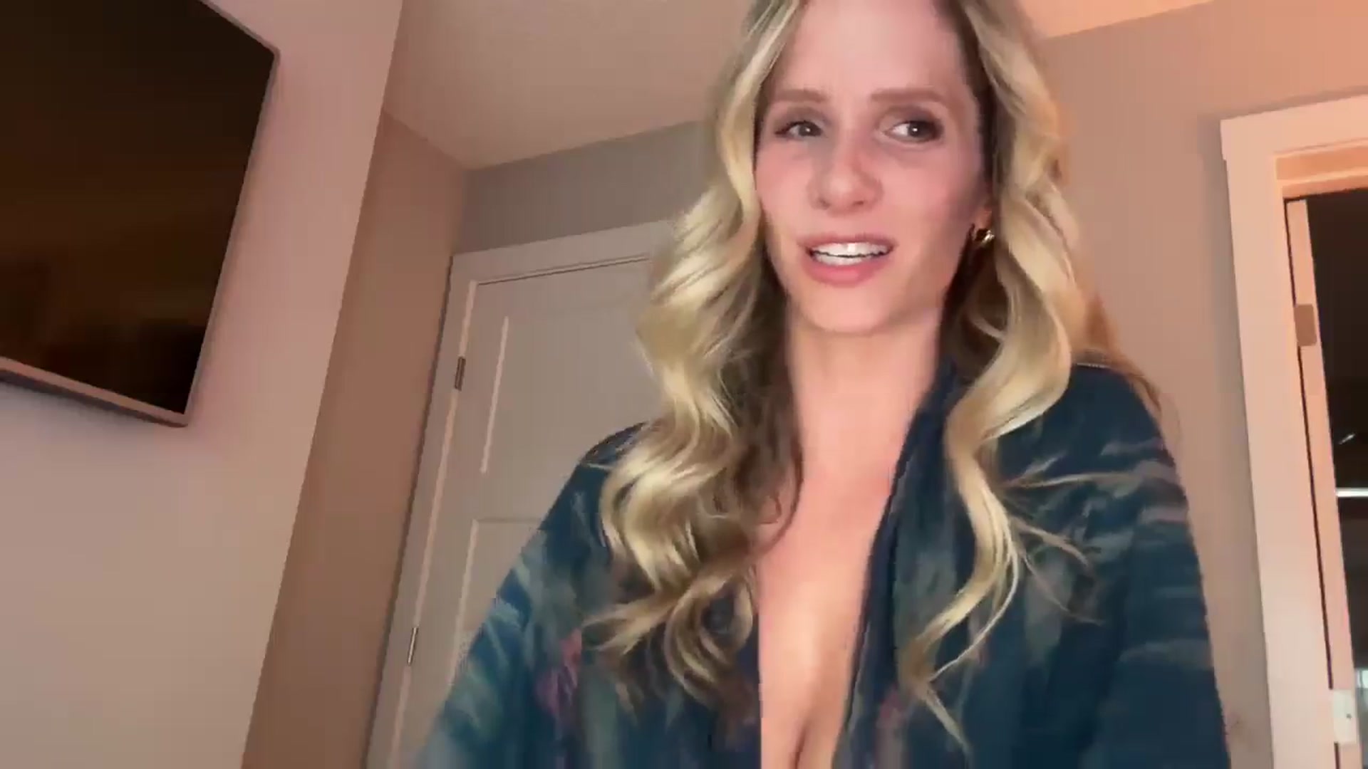 Gallery image thumbnail from Lucylux1's myfreecams stream on, 07/15/2025, 02:43 image 11 of 20