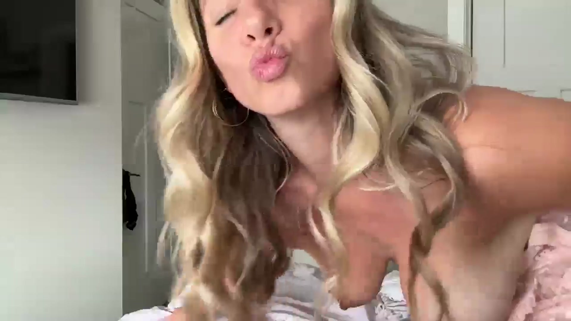 Gallery image thumbnail from Lucylux1's myfreecams stream on, 07/25/2025, 20:44 image 15 of 20