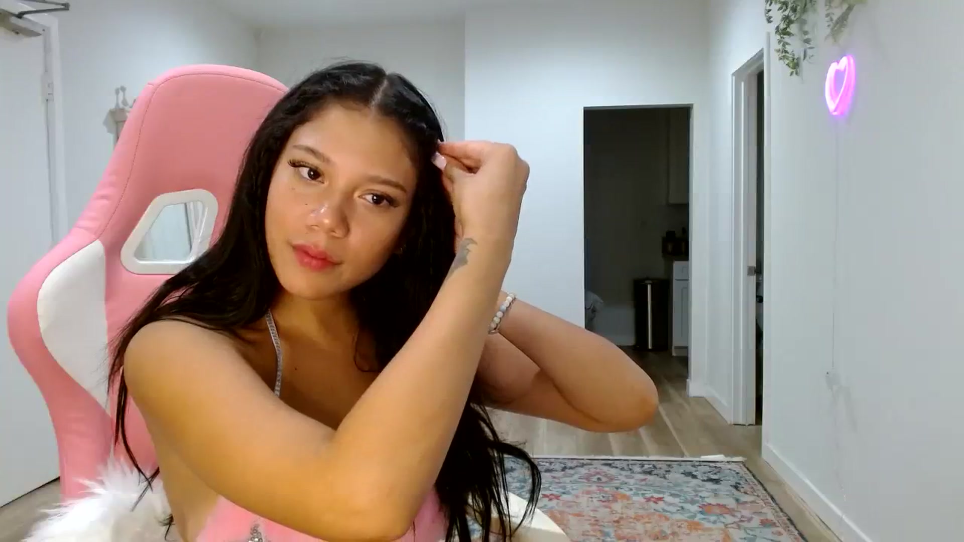 Gallery image thumbnail from Lucyy_fer's myfreecams stream on, 08/18/2023, 08:28 image 4 of 20