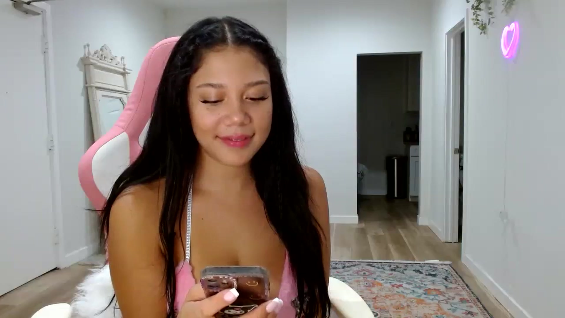 Gallery image thumbnail from Lucyy_fer's myfreecams stream on, 08/18/2023, 08:28 image 13 of 20