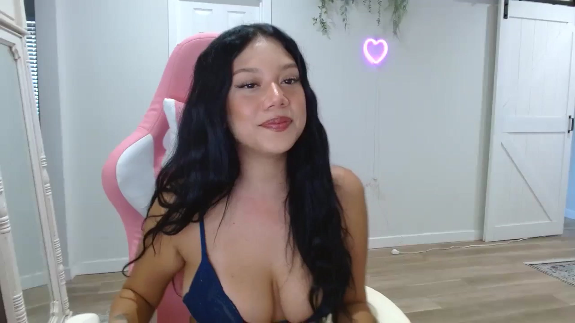 Gallery image thumbnail from Lucyy_fer's myfreecams stream on, 09/29/2023, 01:57 image 4 of 20