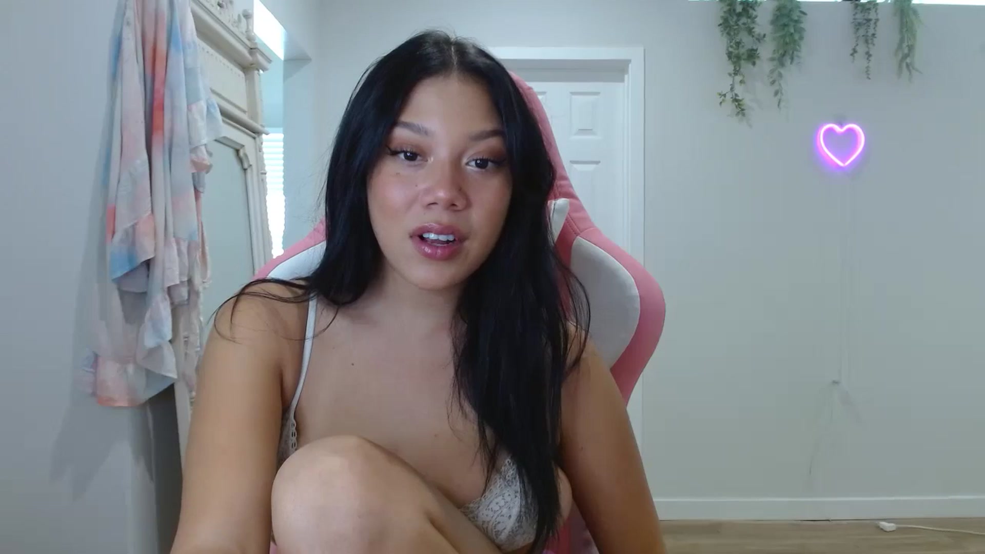 Gallery image thumbnail from Lucyy_fer's myfreecams stream on, 11/01/2023, 19:57 image 18 of 20