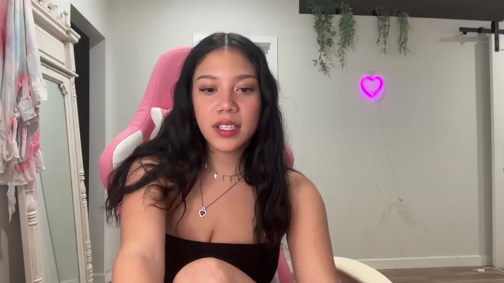 Gallery image thumbnail from Lucyy_fer's myfreecams stream on, 11/21/2023, 08:31 image 14 of 20