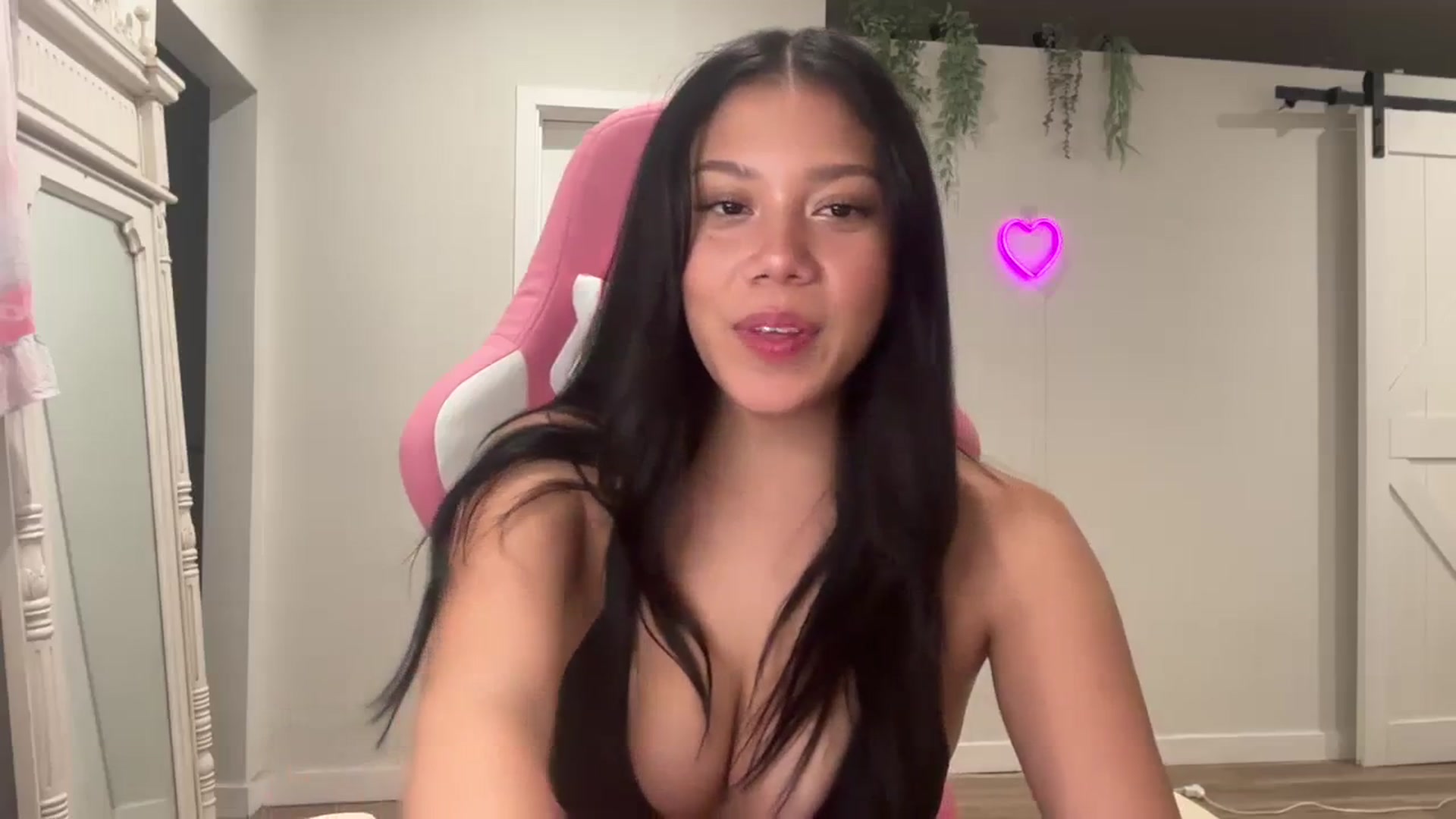 Gallery image thumbnail from Lucyy_fer's myfreecams stream on, 11/25/2023, 02:09 image 4 of 20