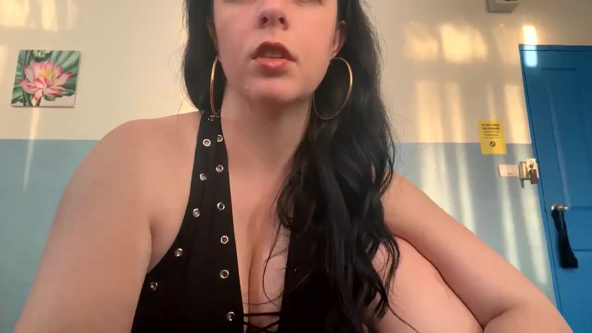 Gallery image thumbnail from LuisaThorneX's myfreecams stream on, 04/20/2025, 11:11 image 9 of 20