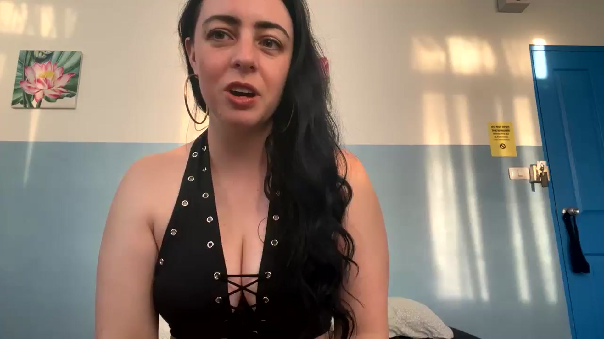 Gallery image thumbnail from LuisaThorneX's myfreecams stream on, 04/20/2025, 11:11 image 1 of 20