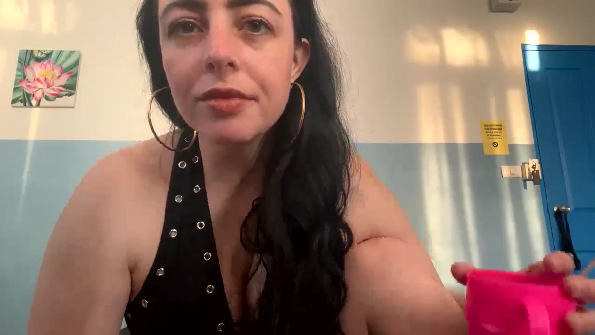 Gallery image thumbnail from LuisaThorneX's myfreecams stream on, 04/20/2025, 11:11 image 6 of 20