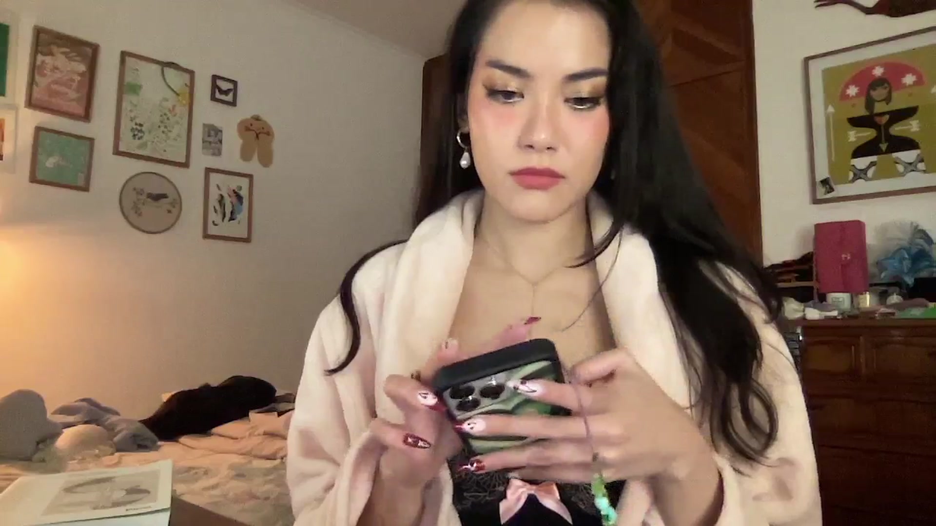 Gallery image thumbnail from LuluArtist's myfreecams stream on, 05/06/2025, 01:53 image 18 of 20