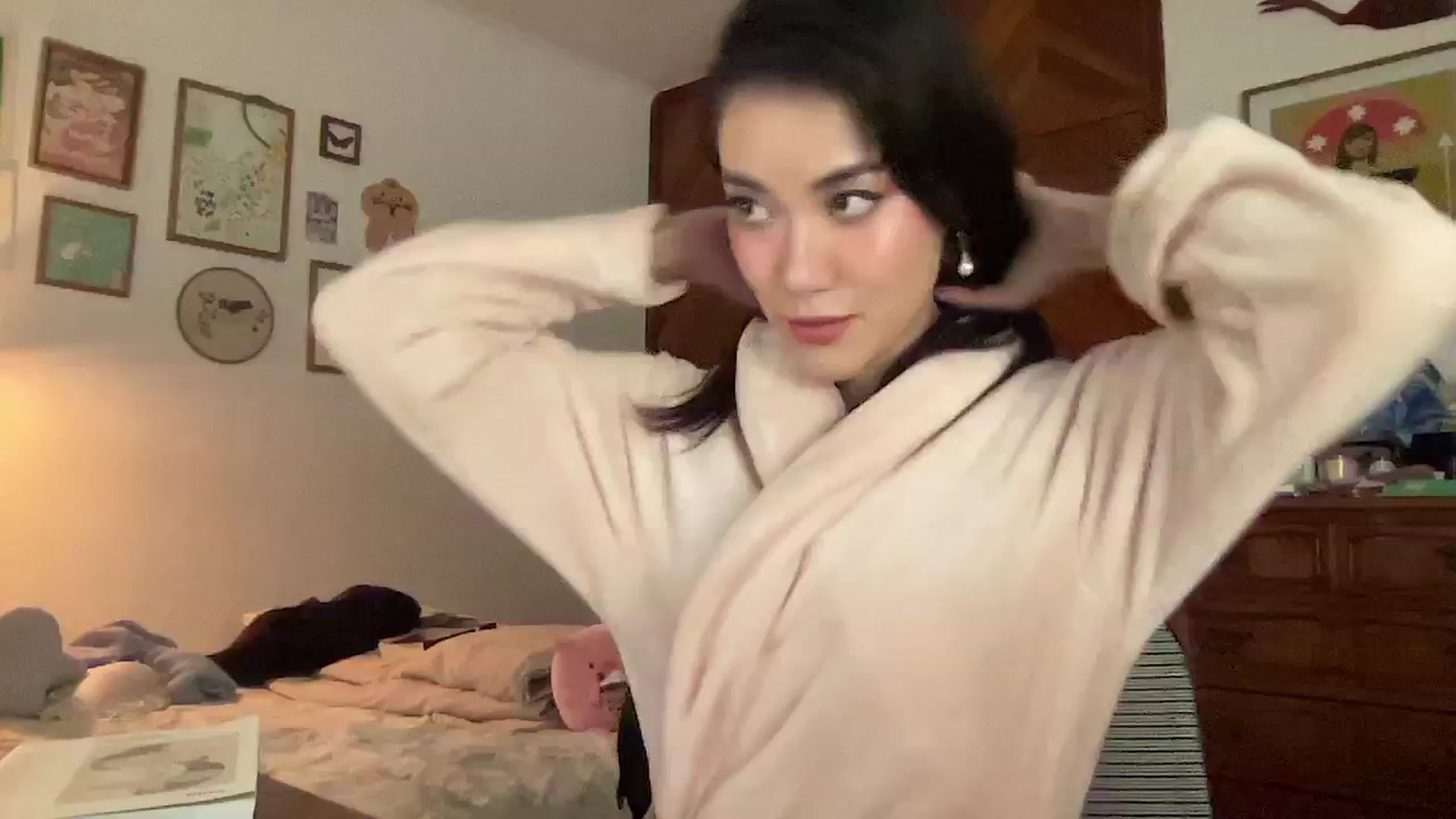 Gallery image thumbnail from LuluArtist's myfreecams stream on, 05/06/2025, 01:53 image 16 of 20