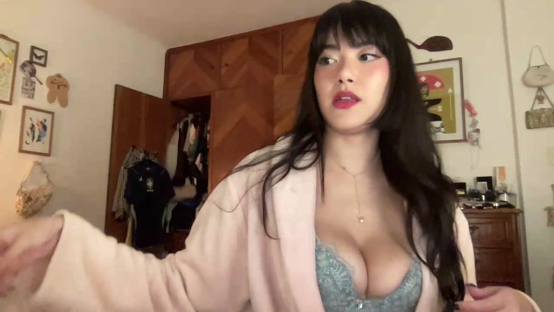 Gallery image thumbnail from LuluArtist's myfreecams stream on, 06/19/2026, 24:01 image 2 of 20