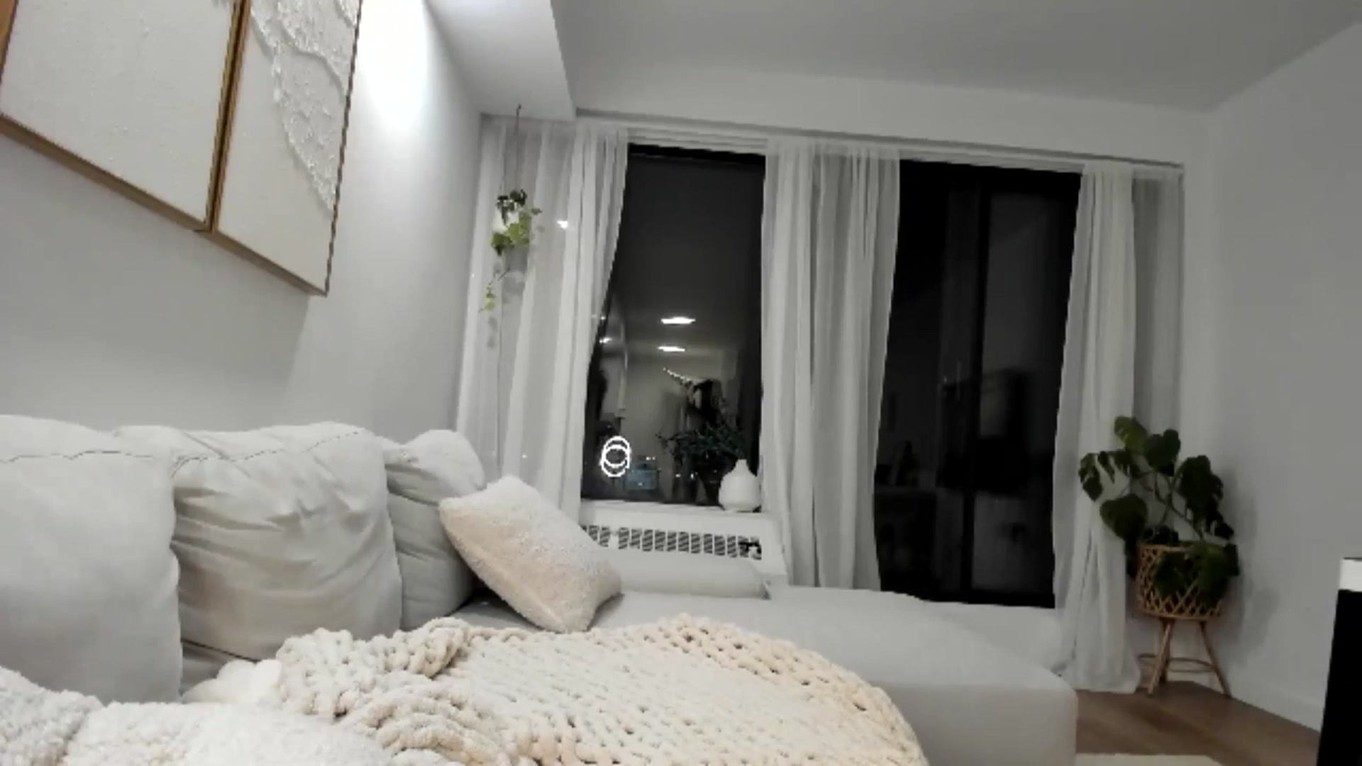 Gallery image thumbnail from LunaBanana's myfreecams stream on, 04/28/2024, 02:35 image 18 of 20