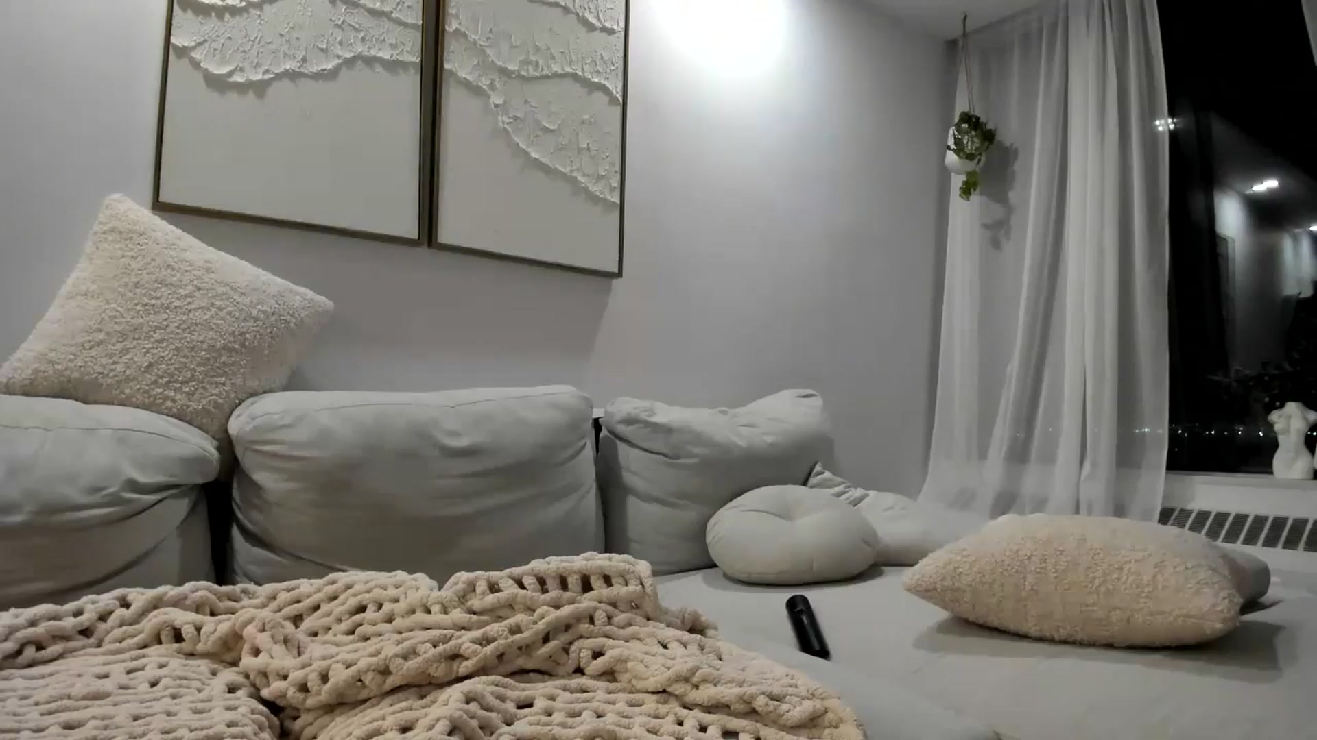 Gallery image thumbnail from LunaBanana's myfreecams stream on, 11/15/2024, 04:19 image 15 of 20