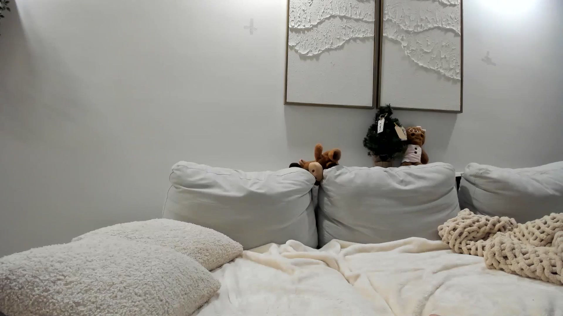 Gallery image thumbnail from LunaBanana's myfreecams stream on, 12/15/2024, 06:30 image 20 of 20