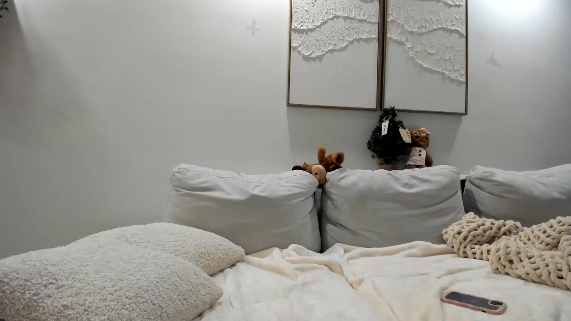 Gallery image thumbnail from LunaBanana's myfreecams stream on, 12/15/2024, 06:30 image 16 of 20