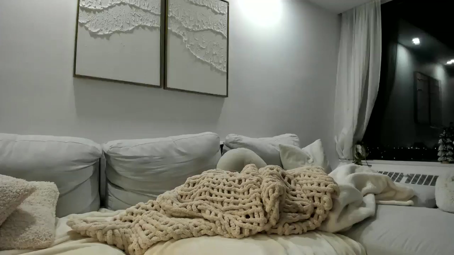 Gallery image thumbnail from LunaBanana's myfreecams stream on, 01/17/2025, 04:49 image 16 of 20