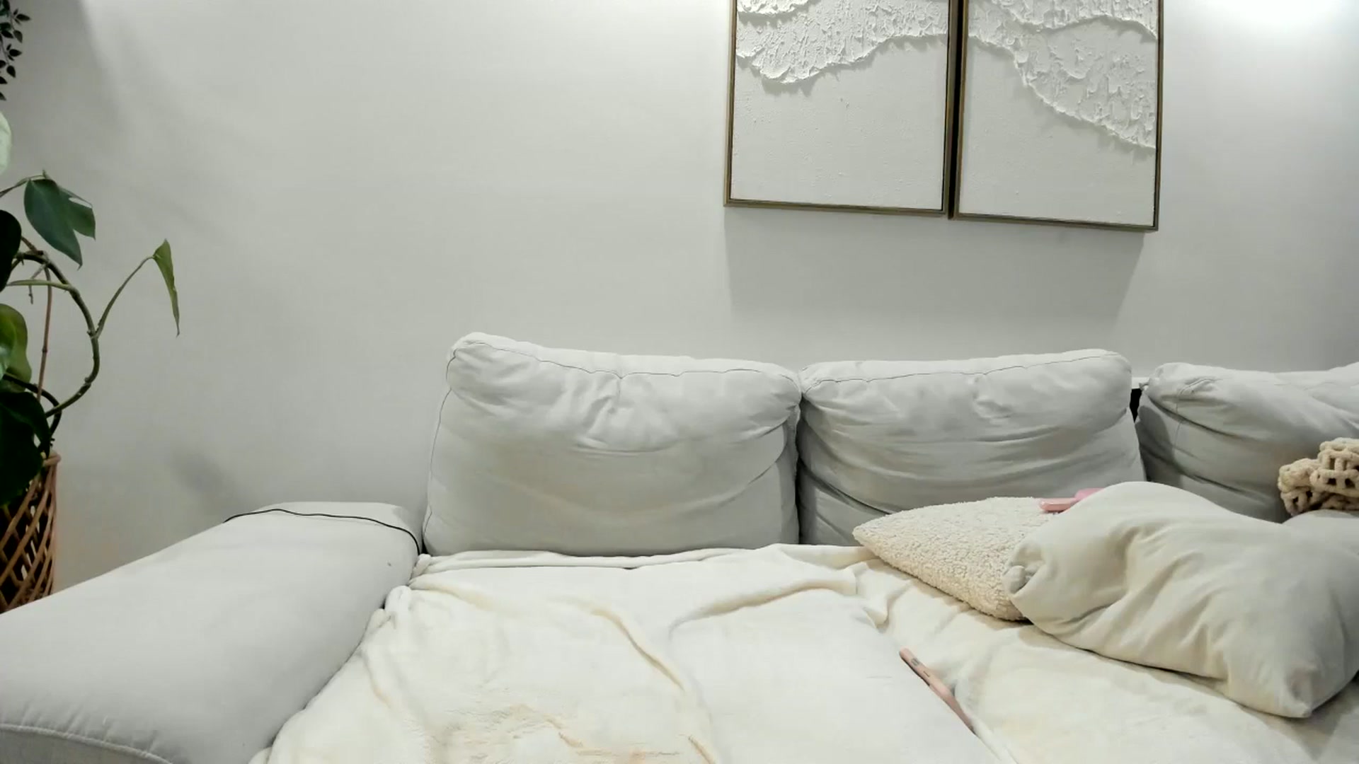 Gallery image thumbnail from LunaBanana's myfreecams stream on, 05/16/2025, 05:27 image 19 of 20