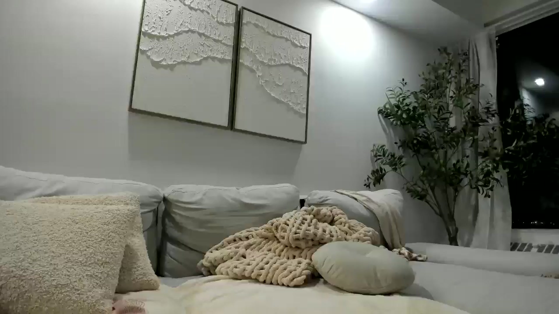Gallery image thumbnail from LunaBanana's myfreecams stream on, 08/04/2025, 06:53 image 4 of 20