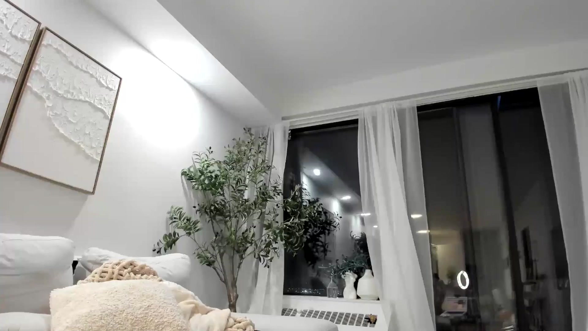 Gallery image thumbnail from LunaBanana's myfreecams stream on, 08/18/2025, 03:48 image 12 of 20