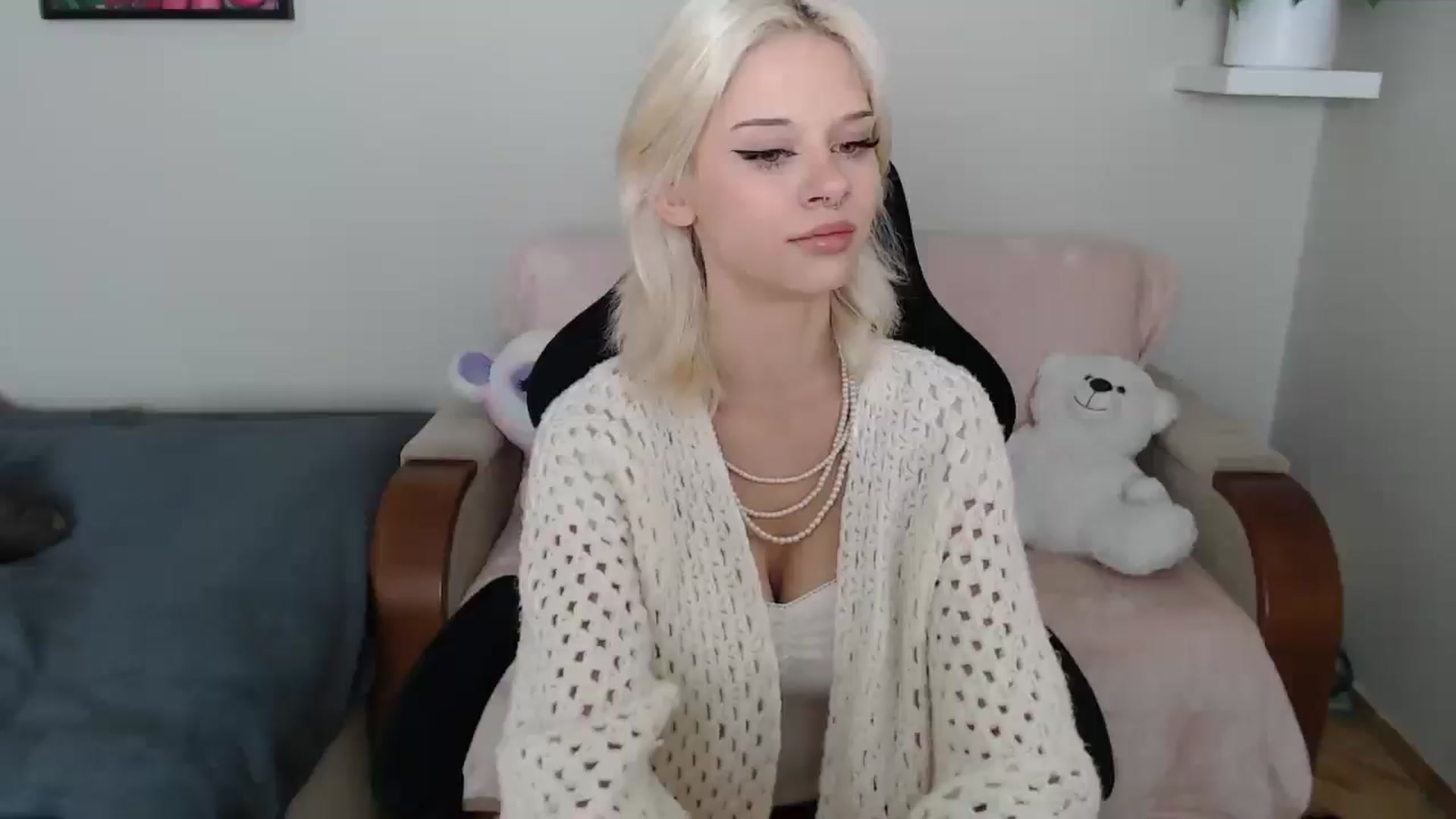 Gallery image thumbnail from LunaBlaze18's myfreecams stream on, 09/23/2025, 13:57 image 1 of 20