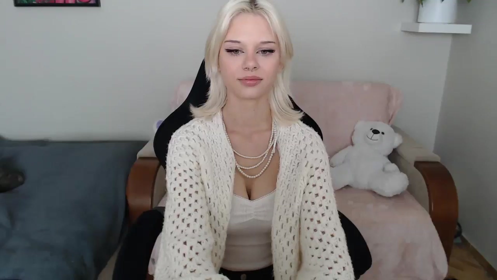 Gallery image thumbnail from LunaBlaze18's myfreecams stream on, 09/23/2025, 13:57 image 4 of 20