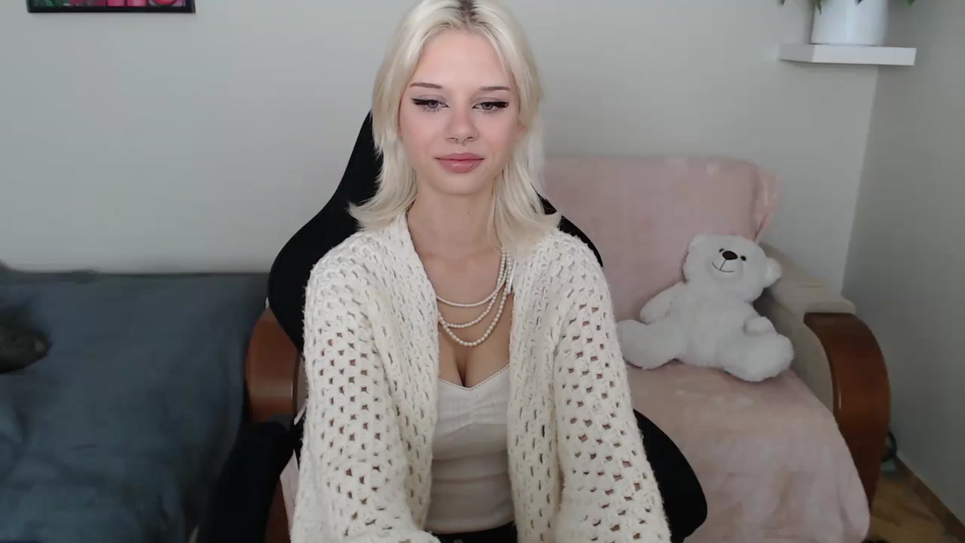 Gallery image thumbnail from LunaBlaze18's myfreecams stream on, 09/23/2025, 13:57 image 5 of 20